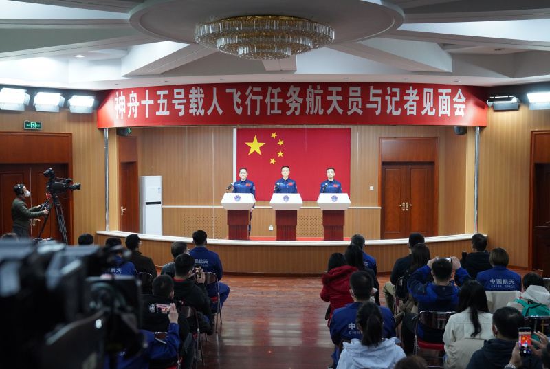 Fei Junlong (au centre)