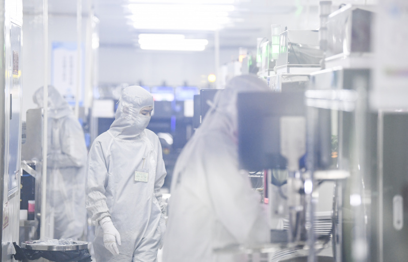 Des employés travaillent dans l'atelier de Chongqing TS-Precision Technology Co