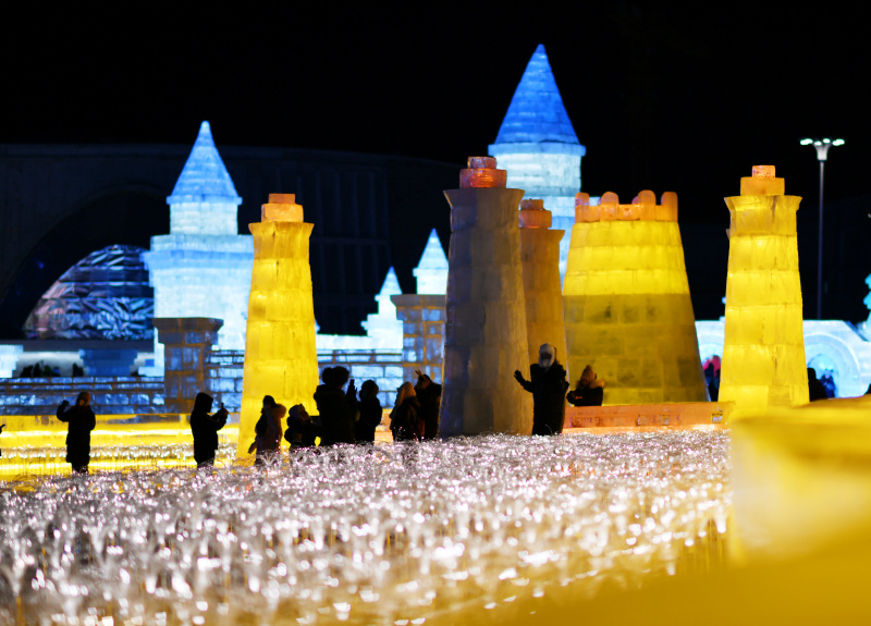 Des gens s'amusent dans le Monde de glace et de neige de Harbin