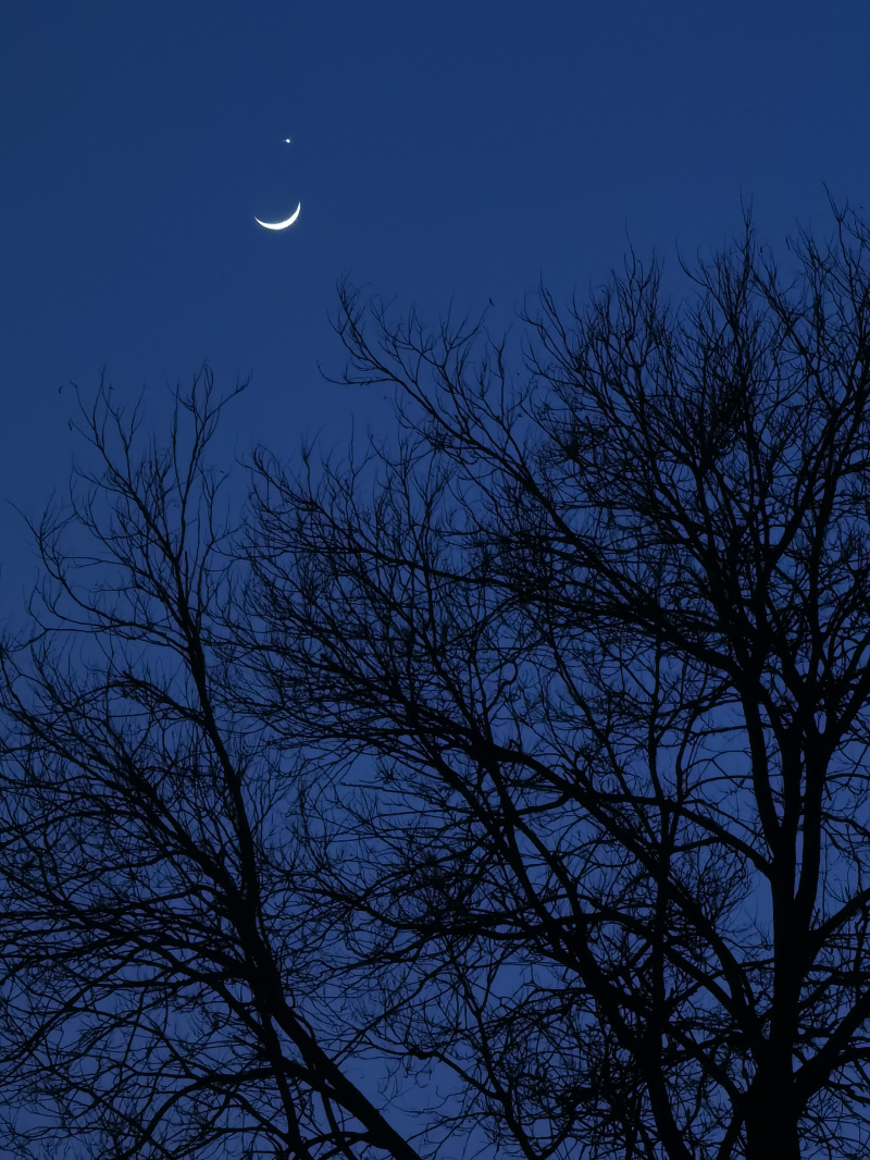 Photo prise à Beijing de la planète Vénus et d'un croissant de lune