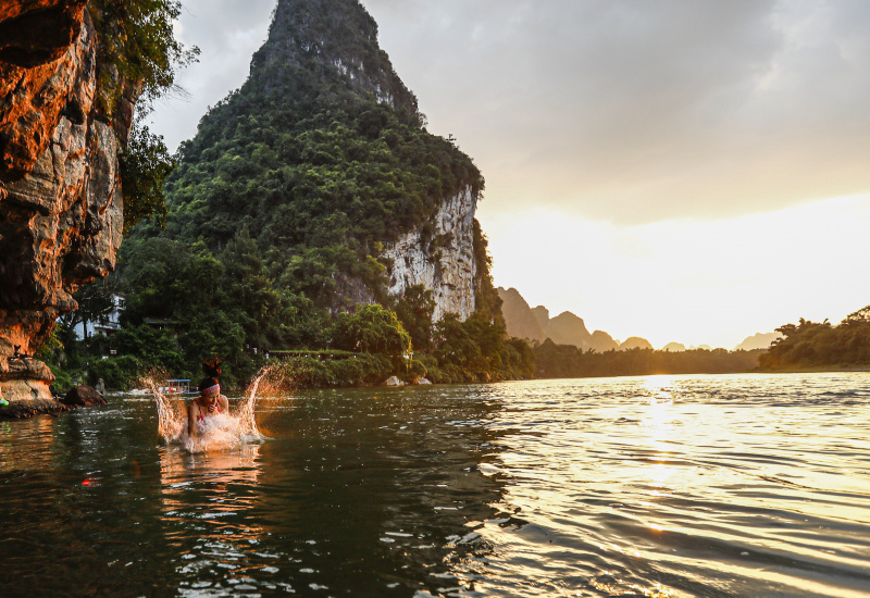 Une passionnée pratique le deep-water soloing à Guilin