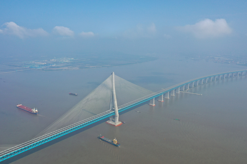 Photo aérienne d'un pont reliant Nantong et Zhangjiagang dans la province chinoise du Jiangsu (est)