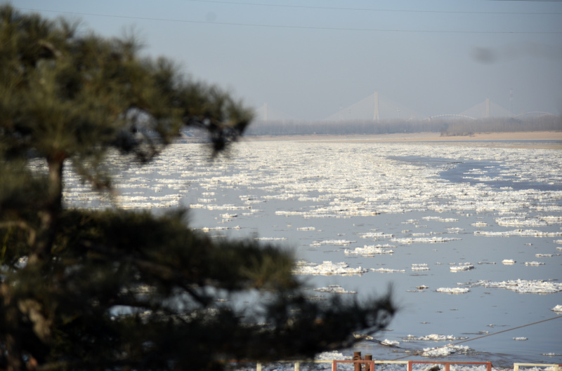 Photo aérienne prise le 8 janvier 2021 de blocs de glace dérivant sur le fleuve Jaune à Ji'nan