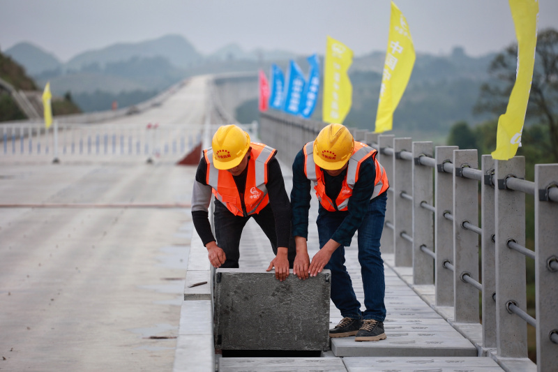Des ouvriers sur le chantier du grand pont de la ligne ferroviaire à grande vitesse Guiyang-Nanning à Dushan