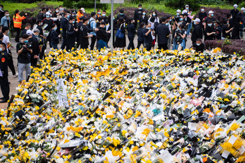 Des gens déposent des bouquets pour rendre hommage au scientifique décédé Yuan Longping au funérarium de Mingyangshan