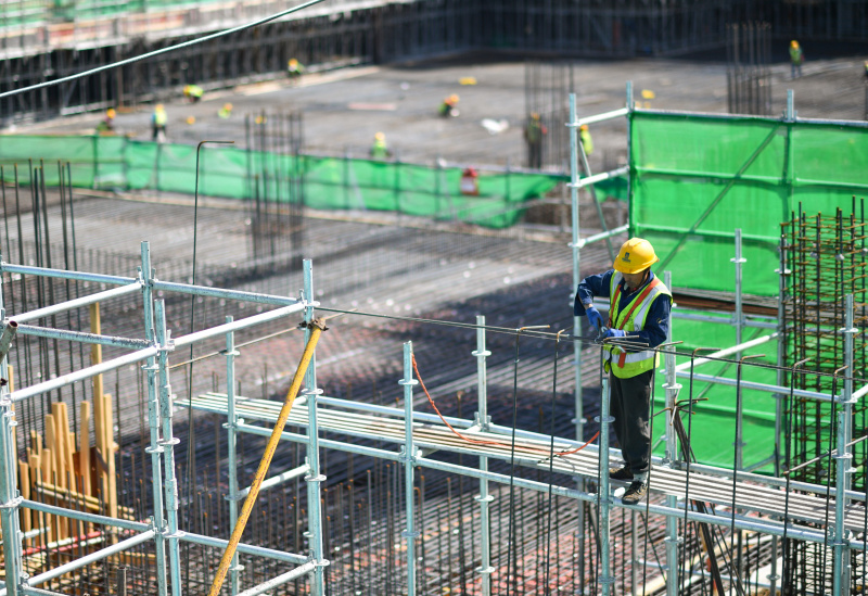 Un ouvrier travaille dans un chantier dans la Nouvelle Zone de Xixian