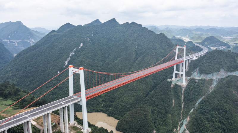 Le grand pont de Yangbaoshan sur l'autoroute Guiyang-Huangping