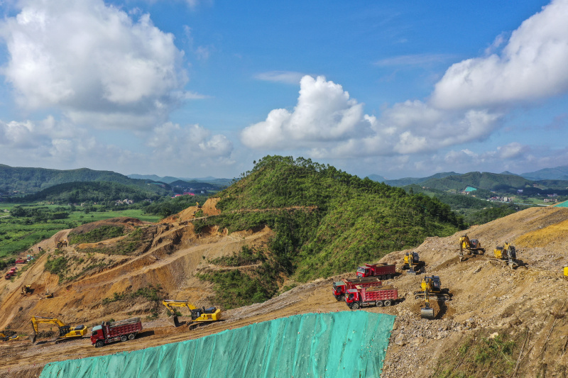 Un chantier du projet du canal Pinglu dans le district de Lingshan de la région autonome Zhuang du Guangxi (sud de la Chine)