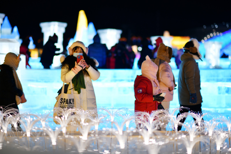 Des gens s'amusent dans le Monde de glace et de neige de Harbin