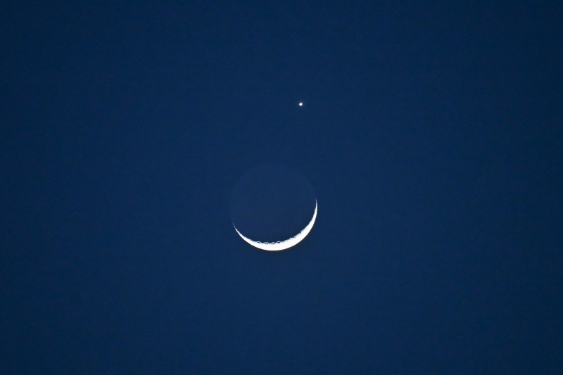 Photo prise à Beijing de la planète Vénus et d'un croissant de lune