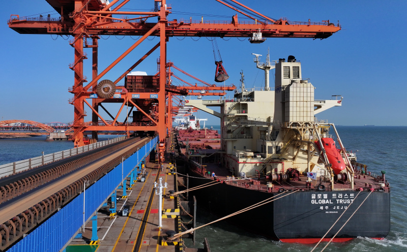 Photo aérienne des navires déchargeant leur cargaison au quai à minerai de la zone portuaire de Caofeidian du port de Tangshan