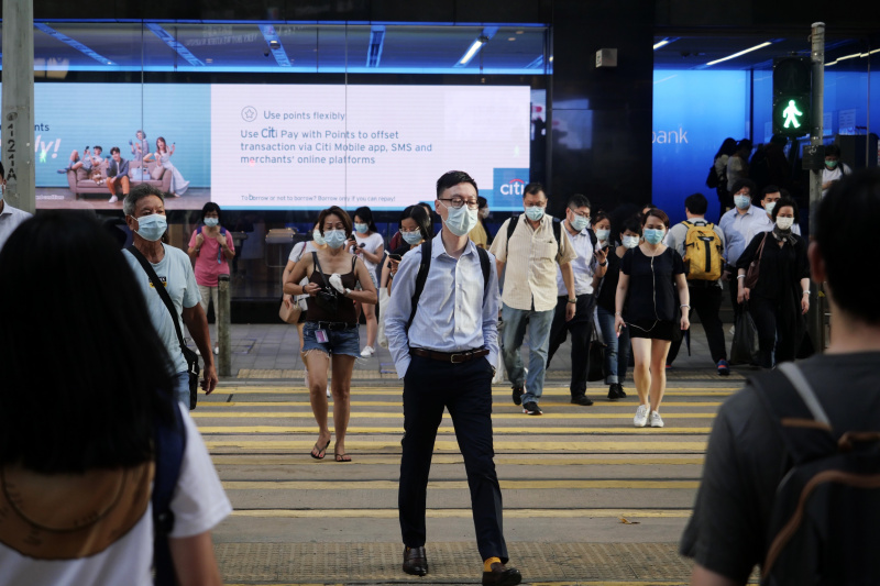 Des gens portant des masques dans une rue de Central à Hong Kong