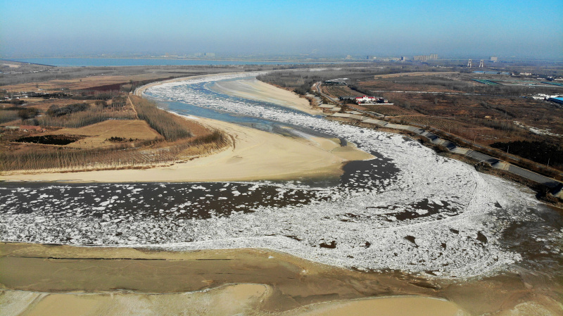 Photo aérienne prise le 8 janvier 2021 de blocs de glace dérivant sur le fleuve Jaune à Ji'nan