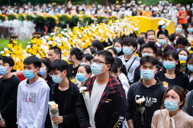 Des gens font leurs adieux au scientifique décédé Yuan Longping au funérarium de Mingyangshan
