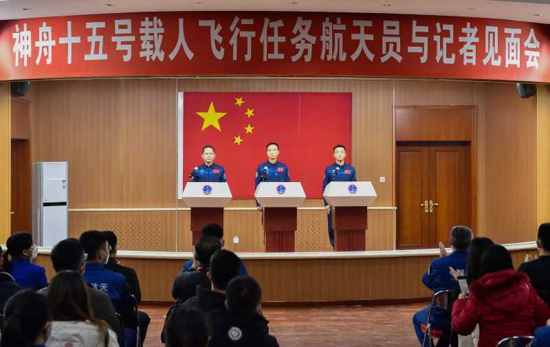 Fei Junlong (au centre)