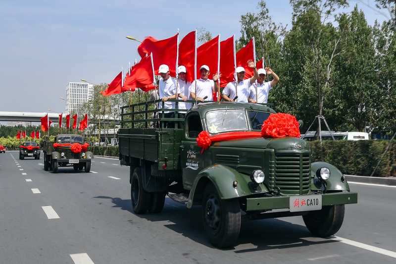 Défilé de camions Jiefang de différentes générations à l'approche du 70e anniversaire du constructeur FAW Group