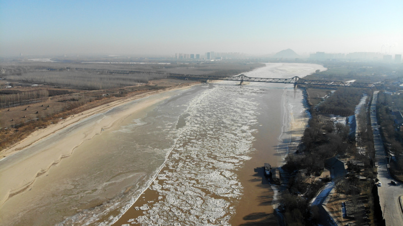 Photo aérienne prise le 8 janvier 2021 de blocs de glace dérivant sur le fleuve Jaune à Ji'nan