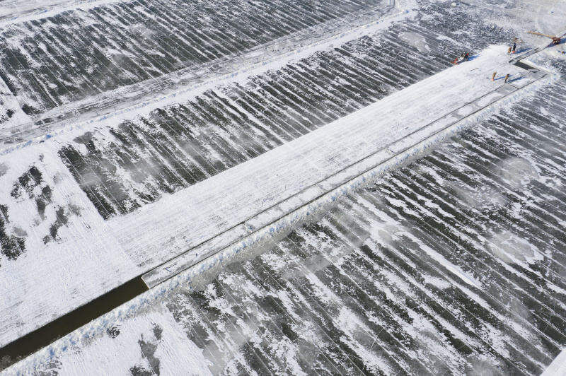 Des ouvriers découpent des blocs de glace sur la rivière Songhua
