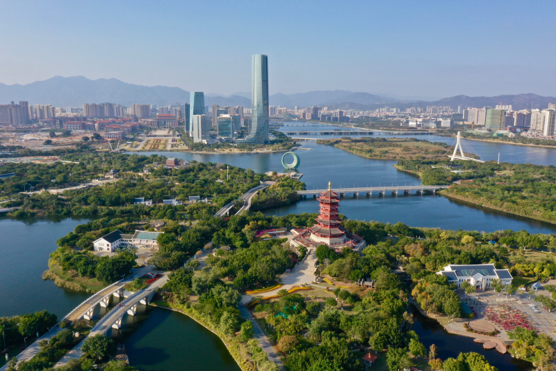 Photo aérienne prise le 8 décembre 2021 d'une vue de la ville de Xiamen