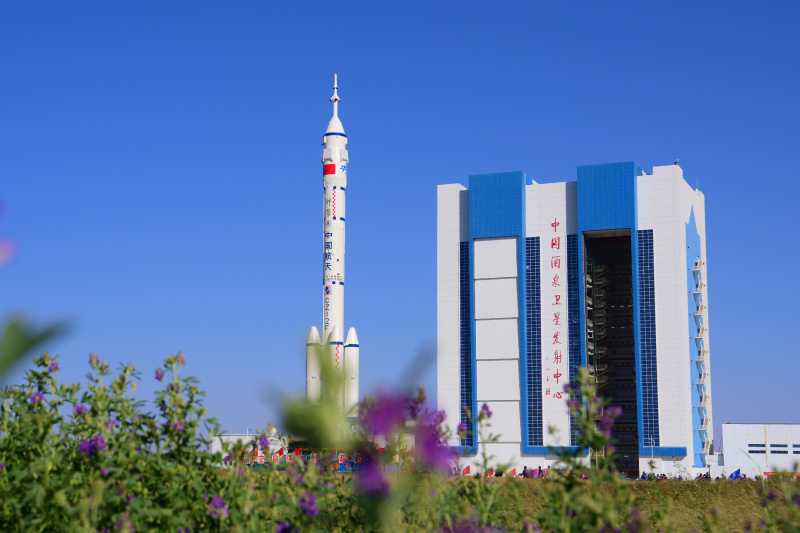 La combinaison du vaisseau spatial habité Shenzhou-14 et d'une fusée porteuse Longue Marche-2F est transférée sur la zone de lancement du Centre de lancement de satellites de Jiuquan