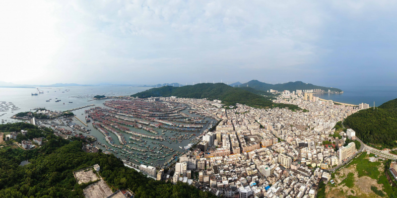 Photo aérienne montrant des bateaux de pêche revenus s'abriter au port à Yangjiang