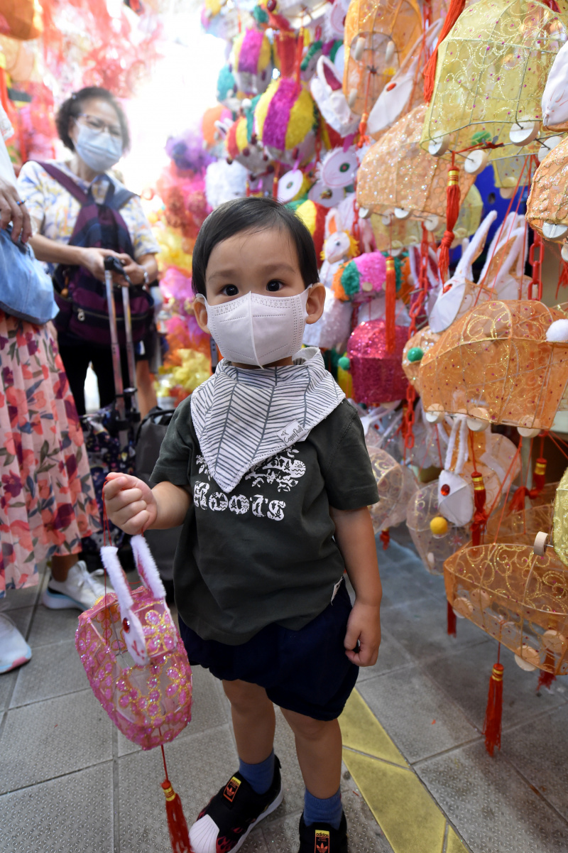 Des habitants choisissent des lanternes pour célébrer la prochaine fête de la mi-automne dans un marché de rue à Hong Kong