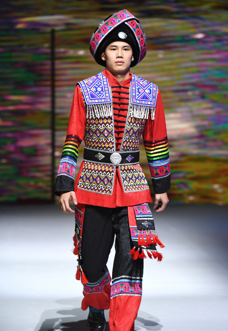 Un mannequin présente un costume ethnique lors d'un défilé de costumes à Nanning