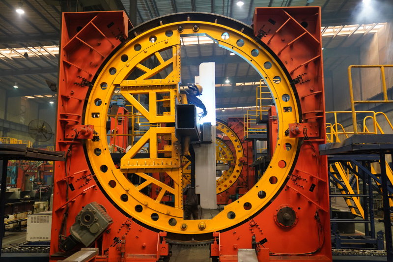 Un employé travaille dans un atelier de la China Railway Rolling Stock Corporation (CRRC) Qiqihar Rolling Stock Co