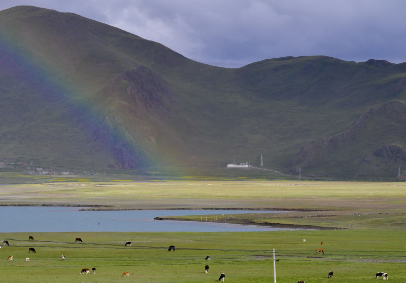 Un arc-en-ciel sur le lac Yamzho Yumco à Shannan