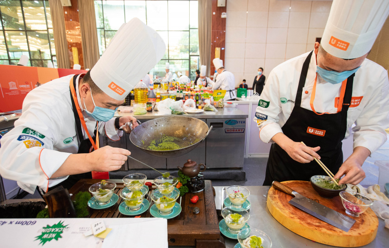Des cuisiniers lors d'un concours de cuisine du Sichuan à Chengdu