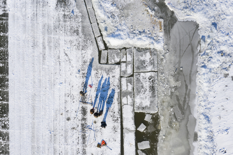 Des ouvriers découpent des blocs de glace sur la rivière Songhua