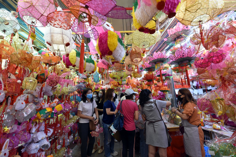 Des habitants choisissent des lanternes pour célébrer la prochaine fête de la mi-automne dans un marché de rue à Hong Kong