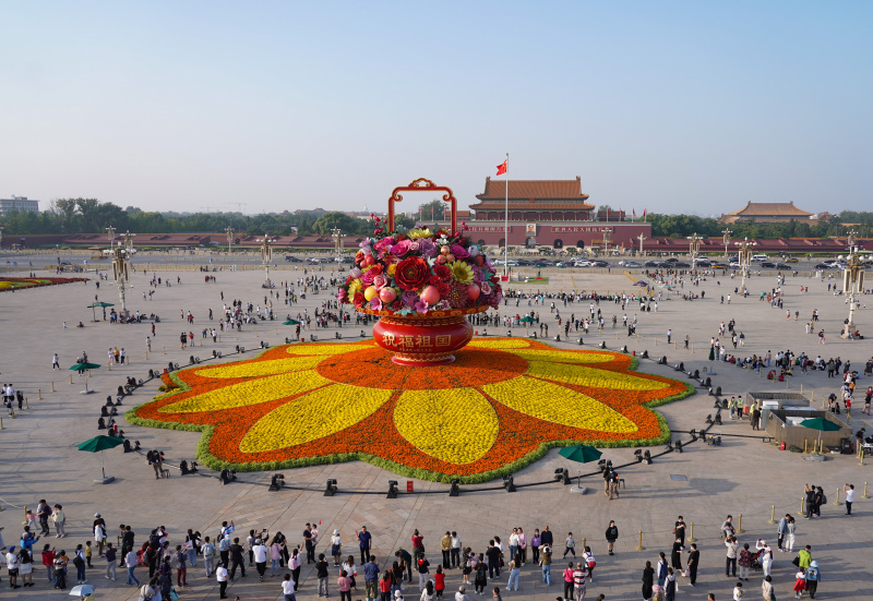 Photo prise le 25 septembre 2022 d'un panier de fleurs sur la place Tian'anmen