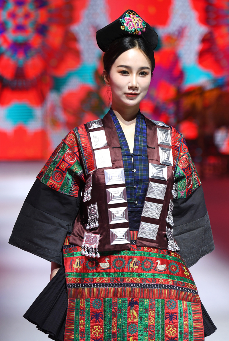 Un mannequin présente un costume ethnique lors d'un défilé de costumes à Nanning
