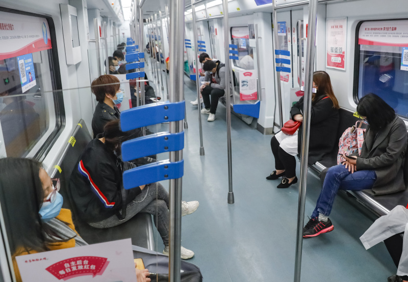 Des passagers prennent le métro à Wuhan