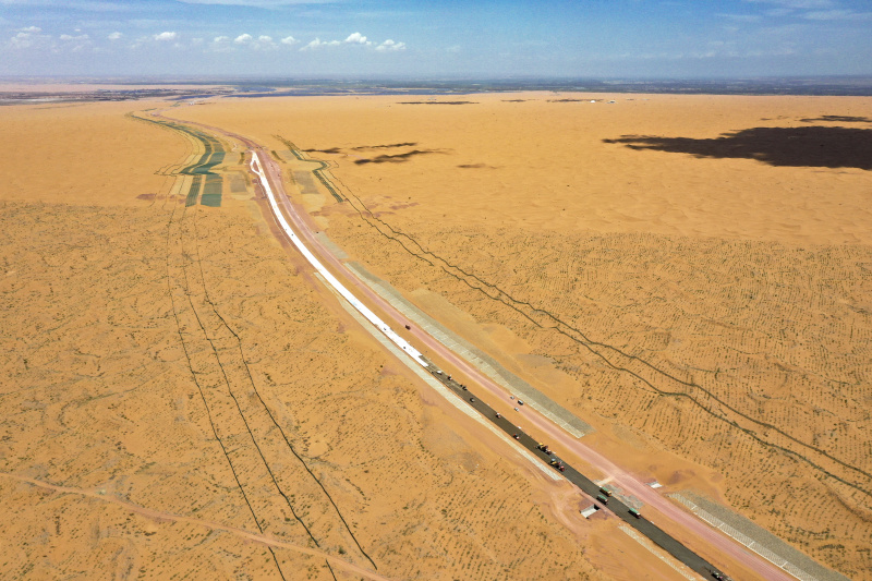 Photo aérienne du chantier de la section Qingtongxia-Zhongwei de l'autoroute Wuhai-Maqin
