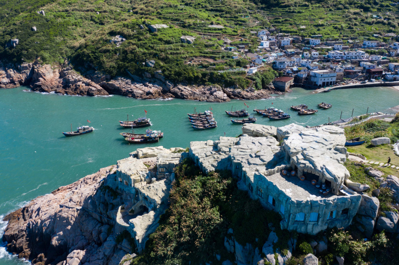 Une photo aérienne prise le 29 juillet 2020 montre un hôtel de falaise sur l'île de Nanji
