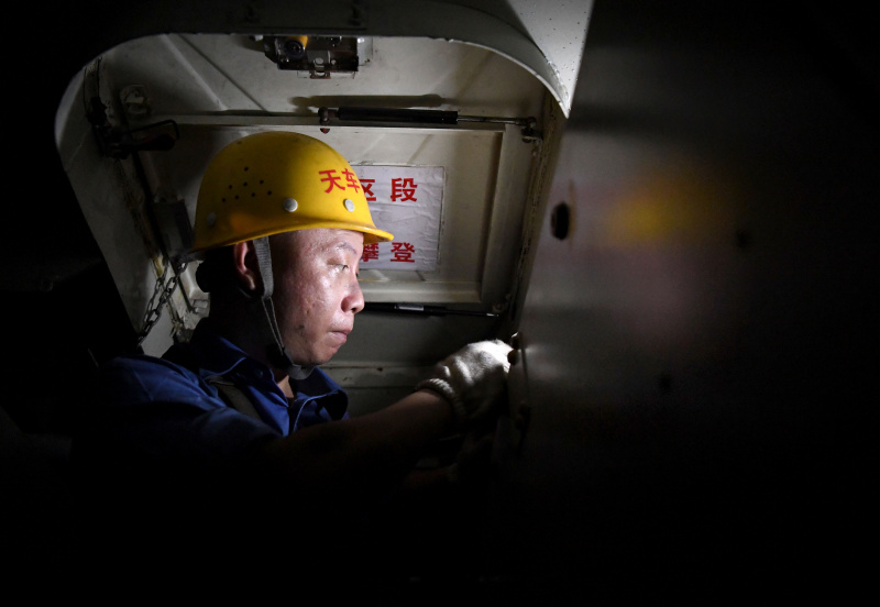 L'ouvrier de maintenance Yuan Yuan travaille dans l'atelier de maintenance nord du dépôt de locomotives de Zhengzhou