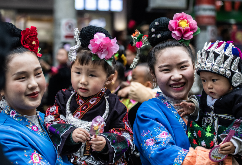 Des membres du groupe ethnique Miao participent à une parade pour célébrer la Fête des soeurs Miao dans le district de Taijiang