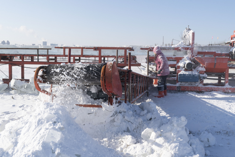 Des ouvriers découpent des blocs de glace sur la rivière Songhua