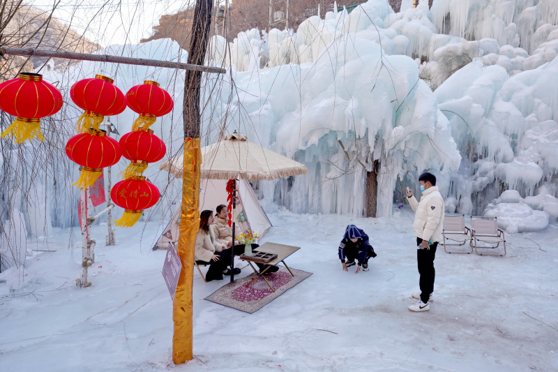 Des touristes posent pour des photos sur le site touristique de Tianheshan