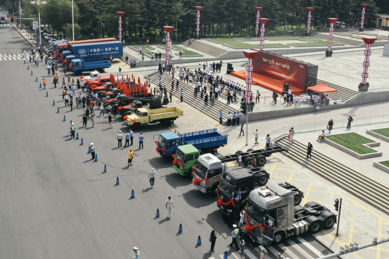 Défilé de camions Jiefang de différentes générations à l'approche du 70e anniversaire du constructeur FAW Group