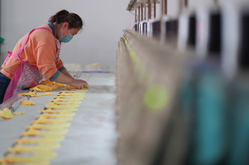 Une femme travaille dans un atelier de réduction de la pauvreté dans le district de Neiqiu