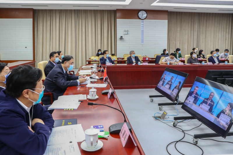 Des délégués assistent à la 73e session de l'Assemblée mondiale de la santé par liaison vidéo à Beijing