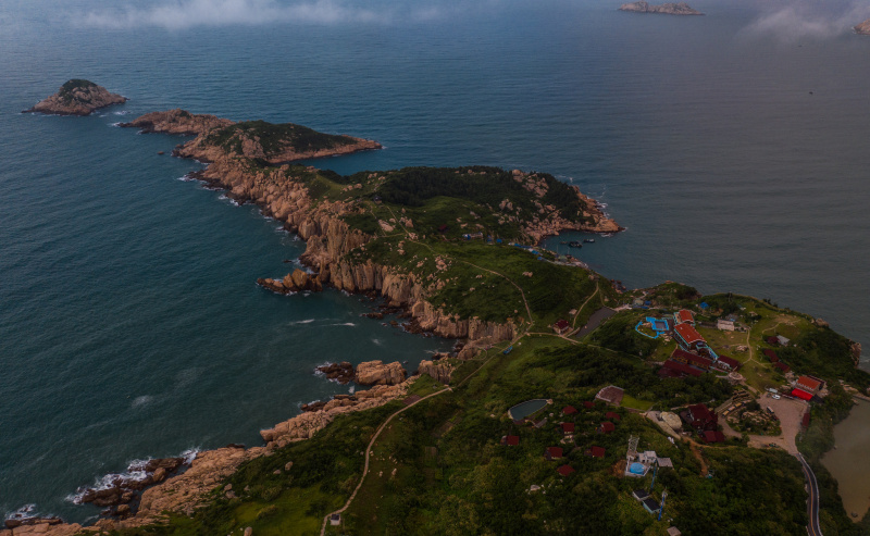 Une photo aérienne prise le 28 juillet 2020 montre la vue d'un village hôtelier sur l'île de Nanji