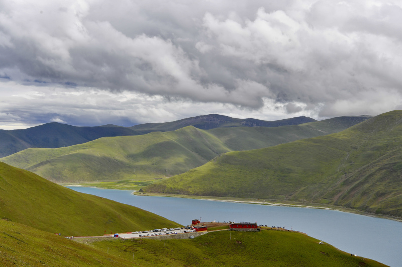 Vue du lac Yamzho Yumco à Shannan