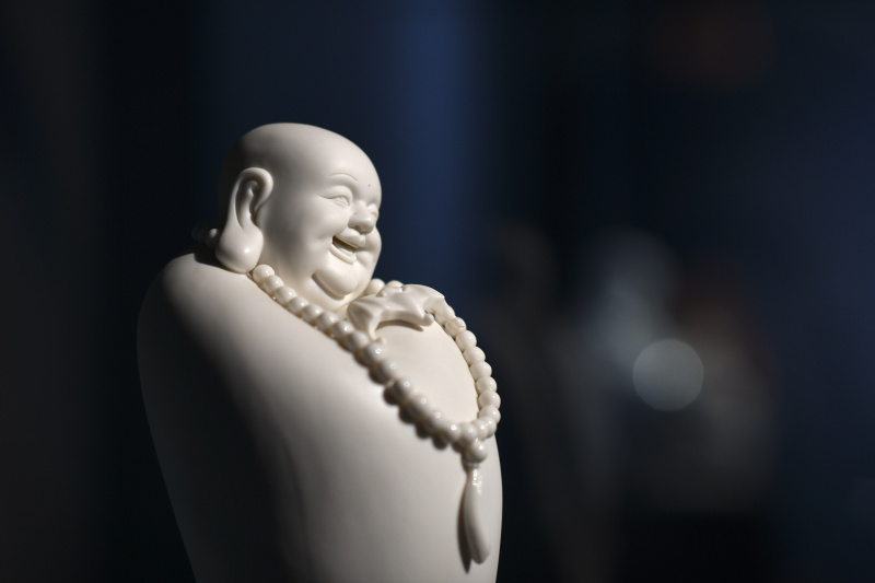 Une statue en porcelaine exposée au Musée national de Chine à Beijing