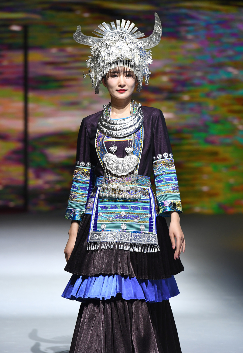 Un mannequin présente un costume ethnique lors d'un défilé de costumes à Nanning