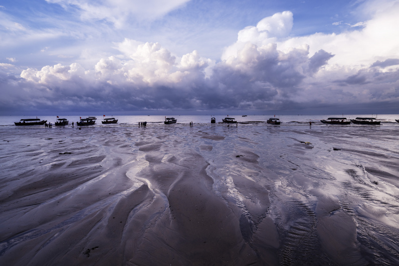 Photo prise au petit matin le 15 août 2023 de la plage de Jintan à Dongxing