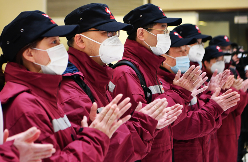 Des experts médicaux chinois avant leur départ pour les Philippines